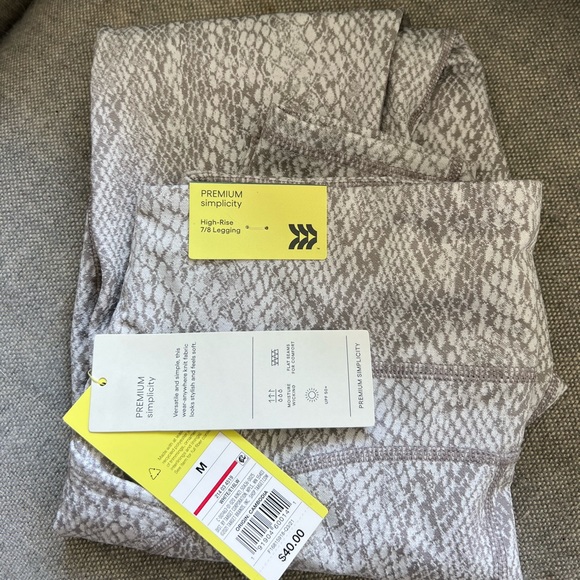 All in Motion Snake Print Jacquard Leggings NWT - Picture 12 of 12